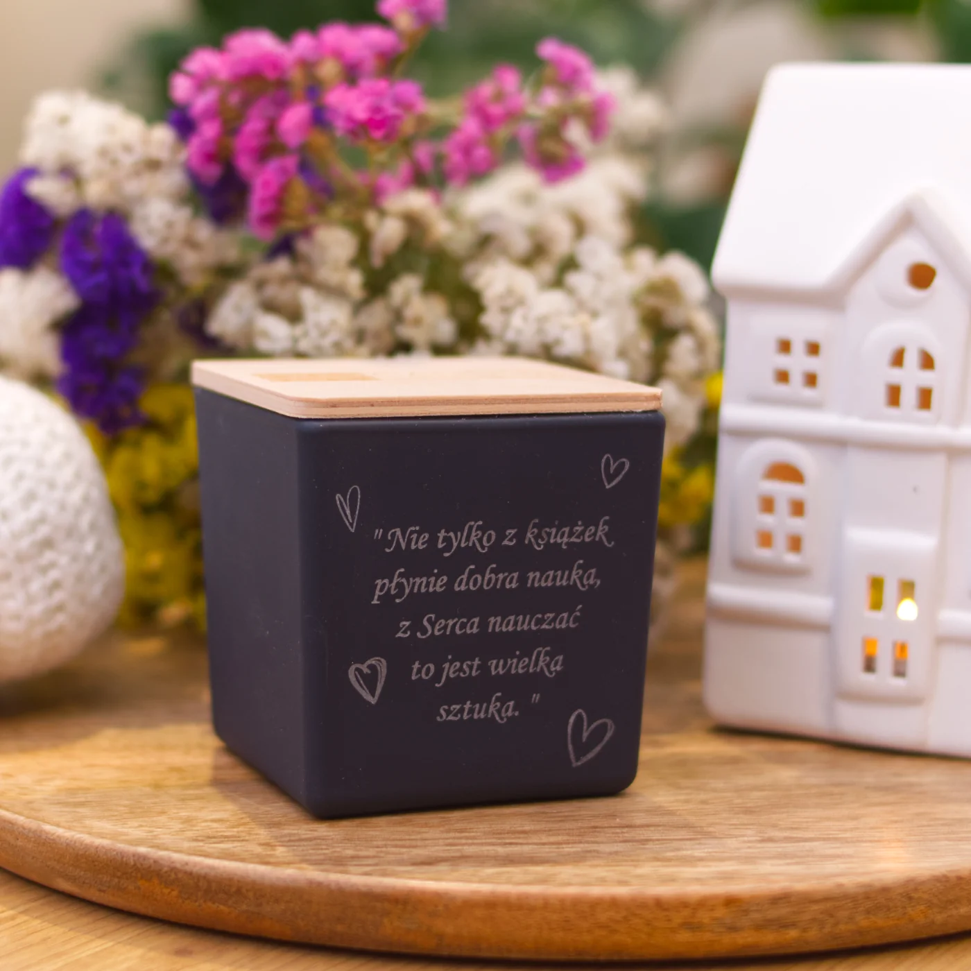 Zestaw prezentowy dla nauczyciela 3 - świeca sojowa, kominek, wosk do kominka i domek - obrazek 3