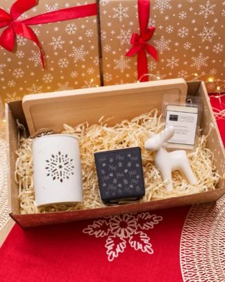 Świąteczny zestaw prezentowy - świeca sojowa, kominek, figurka ozdobna, wosk do kominka i podstawka