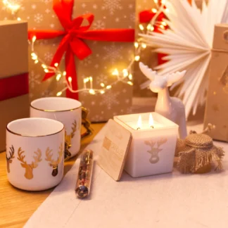 Świąteczny zestaw prezentowy - świeca sojowa, 2 x kubek + herbata + miód + figurka renifera