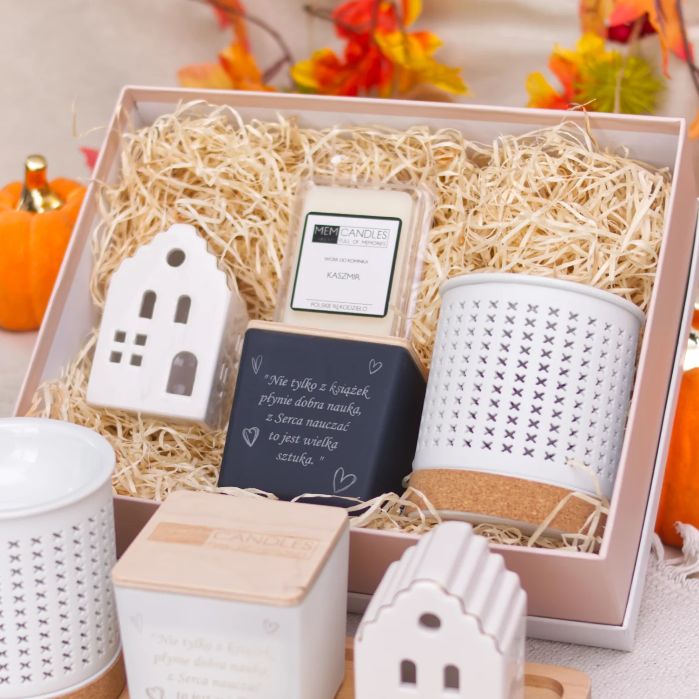 Zestaw prezentowy dla nauczyciela 3 - świeca sojowa, kominek, wosk do kominka i domek - obrazek 5