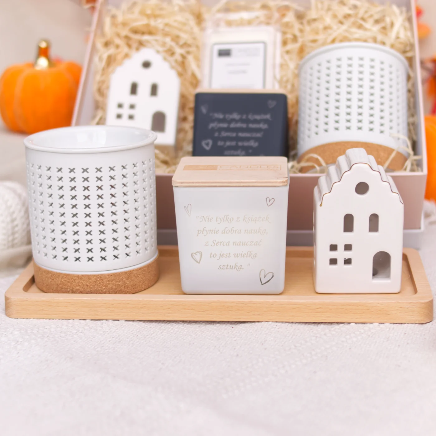 Zestaw prezentowy dla nauczyciela 3 - świeca sojowa, kominek, wosk do kominka i domek