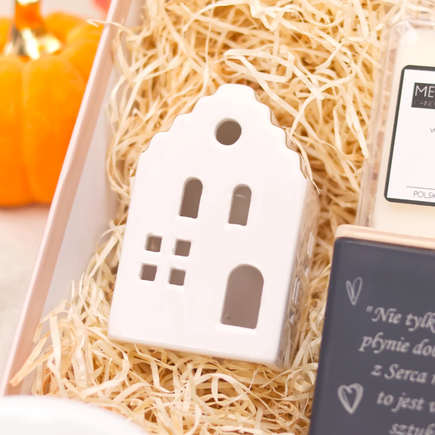 Zestaw prezentowy dla nauczyciela 3 - świeca sojowa, kominek, wosk do kominka i domek - obrazek 4